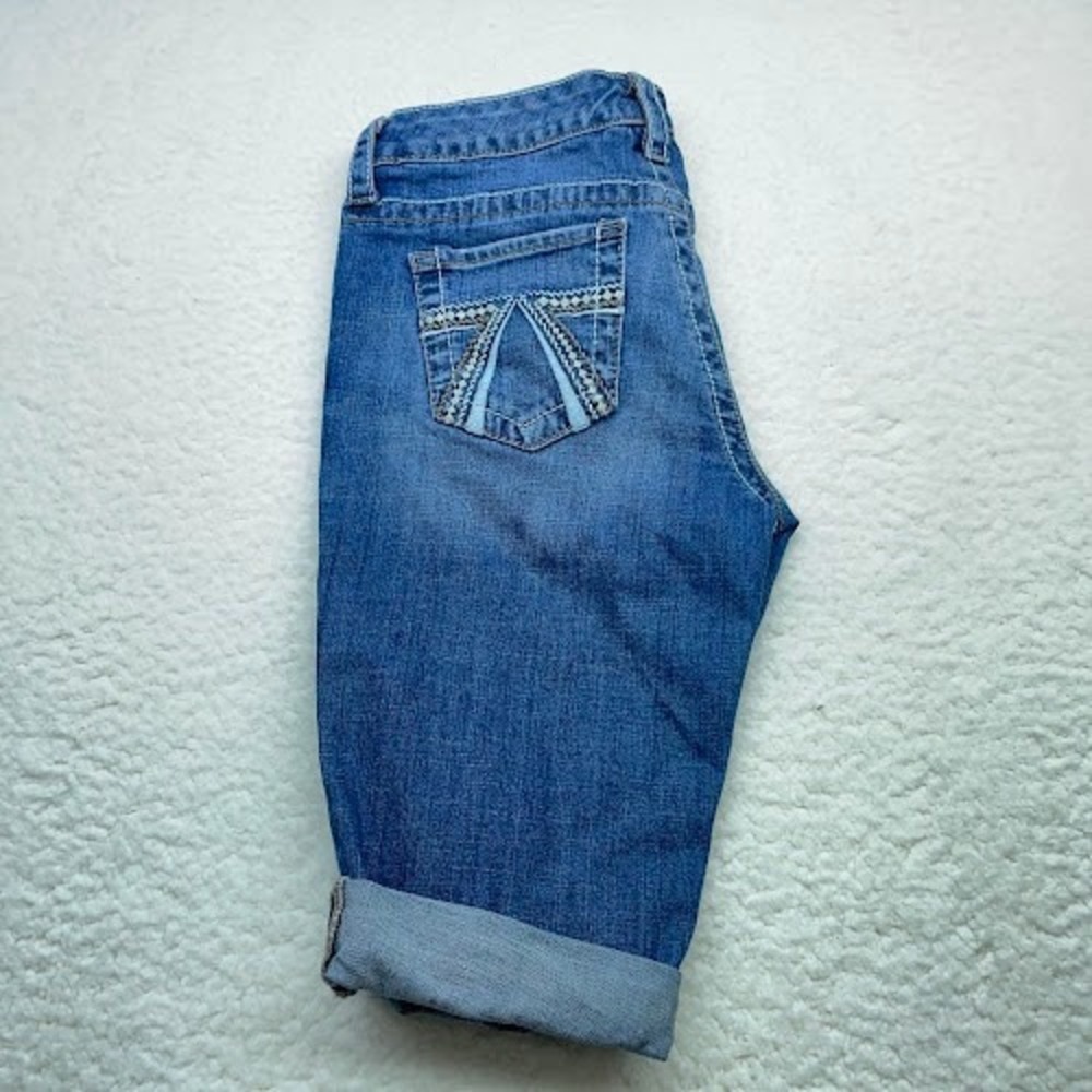 Seven 7 Capri Jean shorts Womens Size 4 Denim Blue Embellished Distressed Bling
